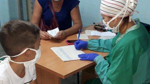 Pediatra prestando atención médica a  un niño