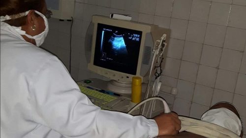 Realizando un ultrasonido.