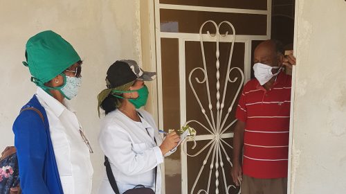 Doctora y enfermera de San José de las Lajas realizando pesquisas
