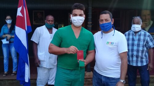 entrega-carnet-ujc-a-jovenes