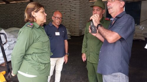 Presidenta del Consejo de Defensa Provincial de Mayabeque intercambia con colectivo laboral