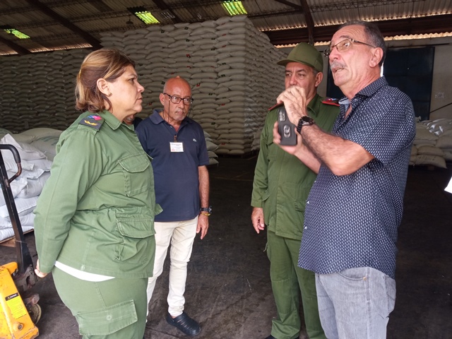 Presidenta del Consejo de Defensa Provincial de Mayabeque intercambia con colectivo laboral