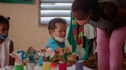 educadora en círculo infantil. foto tomada de internet