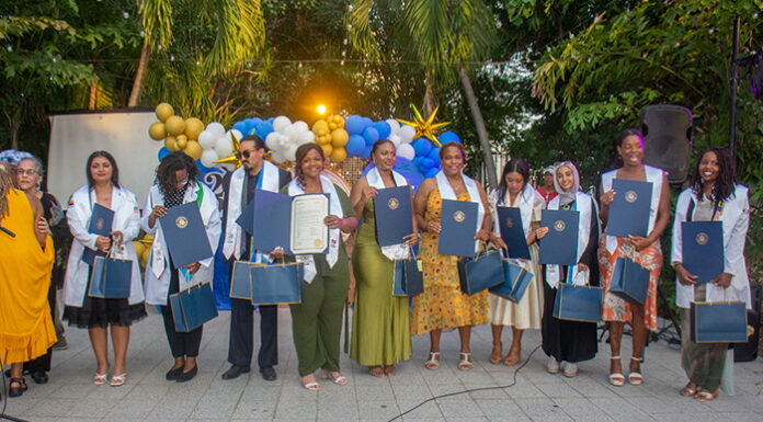 Celebran graduación en Cuba de médicos estadounidenses