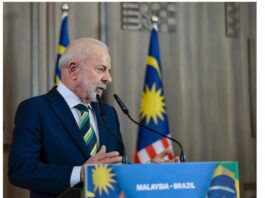 Lula califica de error anunciar candidatura a reelección en Brasil