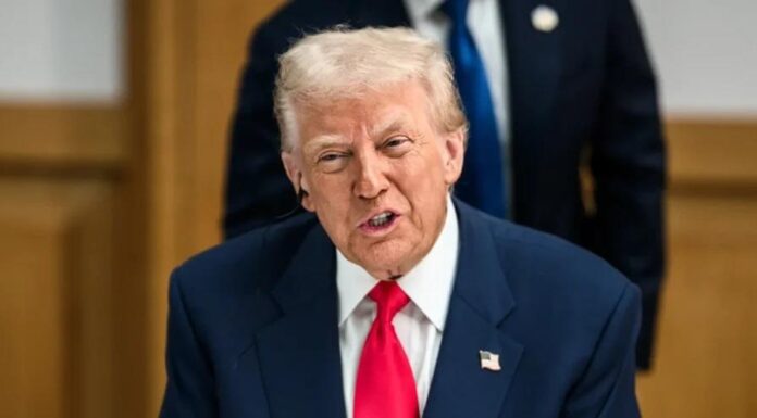 Trump intenta minimizar golpe de jornada electoral en EEUU