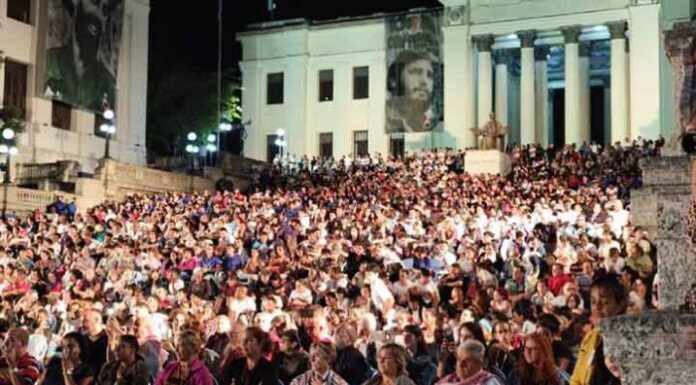 Velada en tributo a Fidel en la escalinata de la Universidad de La Habana