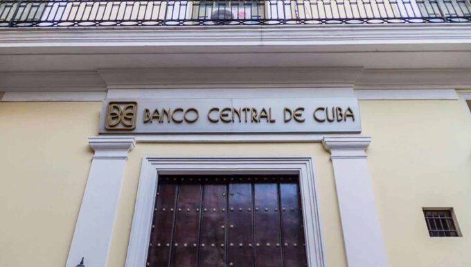 Nueva tasa de cambio atrae atención en Cuba