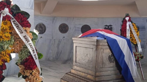 Ofrendas florales a José Martí en Santa Ifigenia