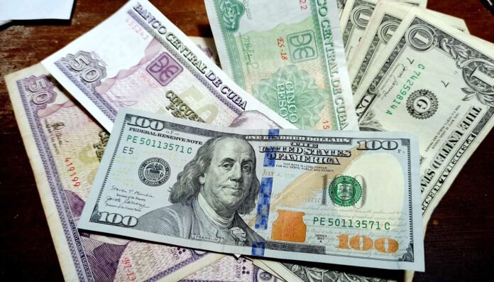 Los bancos cubanos vuelven a aceptar depósitos de dólares estadounidenses