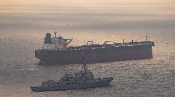 Irán cierra estrecho de Ormuz tras nuevos ataques estadounidenses