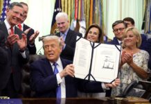 Trump blinda su agenda migratoria al firmar Ley para Asegurar a EEUU