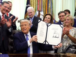 Trump blinda su agenda migratoria al firmar Ley para Asegurar a EEUU