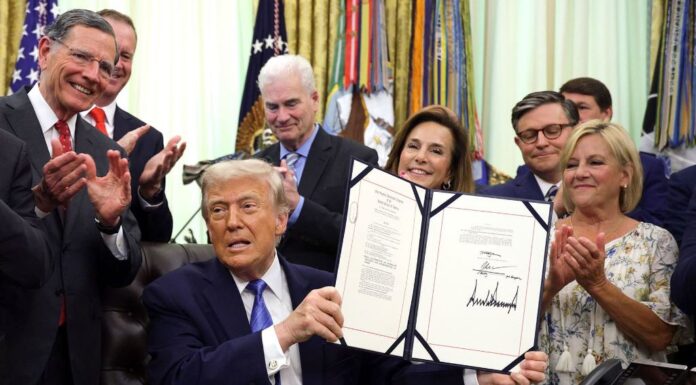 Trump blinda su agenda migratoria al firmar Ley para Asegurar a EEUU