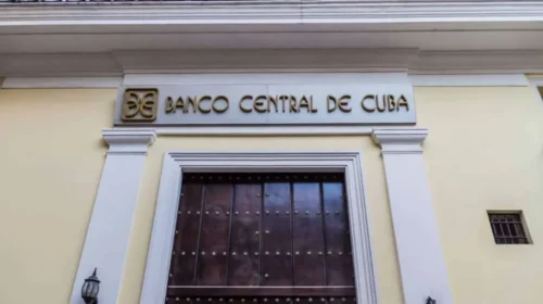 Bancos cubanos buscan aliviar tensiones sobre servicios financieros