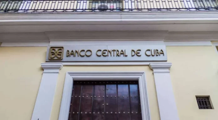Bancos cubanos buscan aliviar tensiones sobre servicios financieros