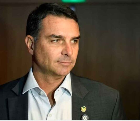 Confirman investigación contra Flávio Bolsonaro por filme Dark Horse